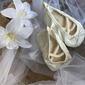 EUC Vintage H&M Satin Ballet Pumps| Off-White/Cream Soft Sole Flats